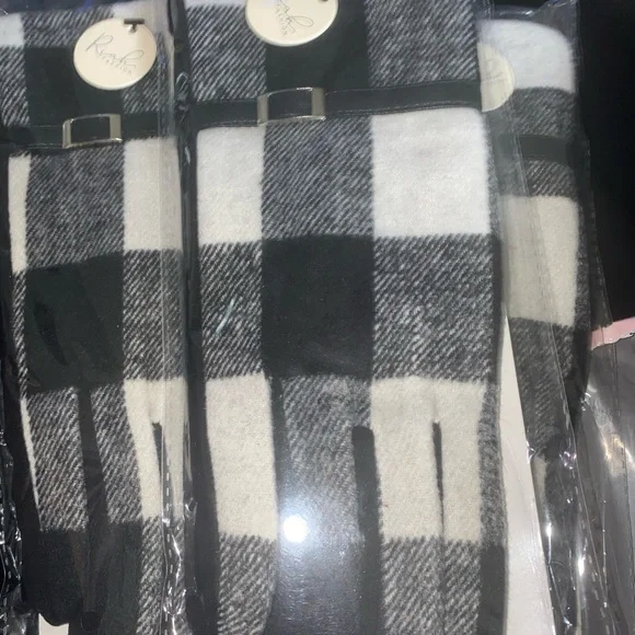 NWT- WOMEN’S BLACK AND WHITE PLAID SMART TOUCH GLOVES - Picture 4 of 5